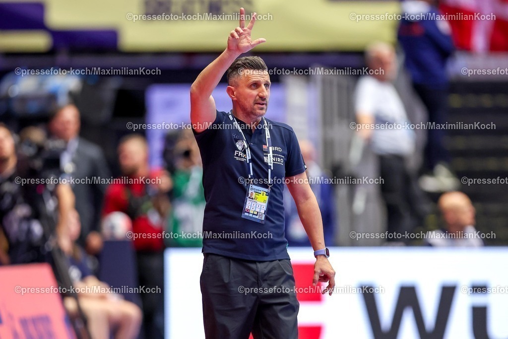 EHF18012602040 | 18.01.2026, Handball, Men's EHF EURO 2026, Dänemark - Rumänien, Jyske Bank Boxen in Herning, Dänemark, Preliminary Round:  Headcoach George Ionut Buricea (Romania #hc) gestikulierend am Spielfeldrand  