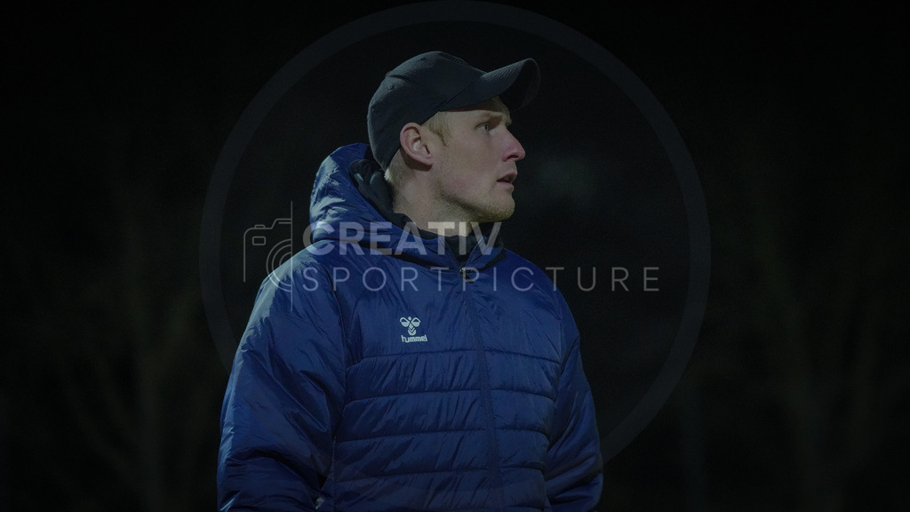 Fußball, Herren, Saison 2025/2026, Regionalliga Nordost, 20. Spieltag, FSV 63 Luckenwalde vs. 1.FC Magdeburg II, Mittwoch 04.03.2026, Werner-Seelenbinder-Stadion Luckenwalde, | Fußball, Herren, Saison 2025/2026, Regionalliga Nordost, 20. Spieltag, FSV 63 Luckenwalde vs. 1.FC Magdeburg II, Mittwoch 04.03.2026, Werner-Seelenbinder-Stadion Luckenwalde, Im Bild: Daniel Wölfel (Trainer Magdeburg II) - Realisiert mit Pictrs.com