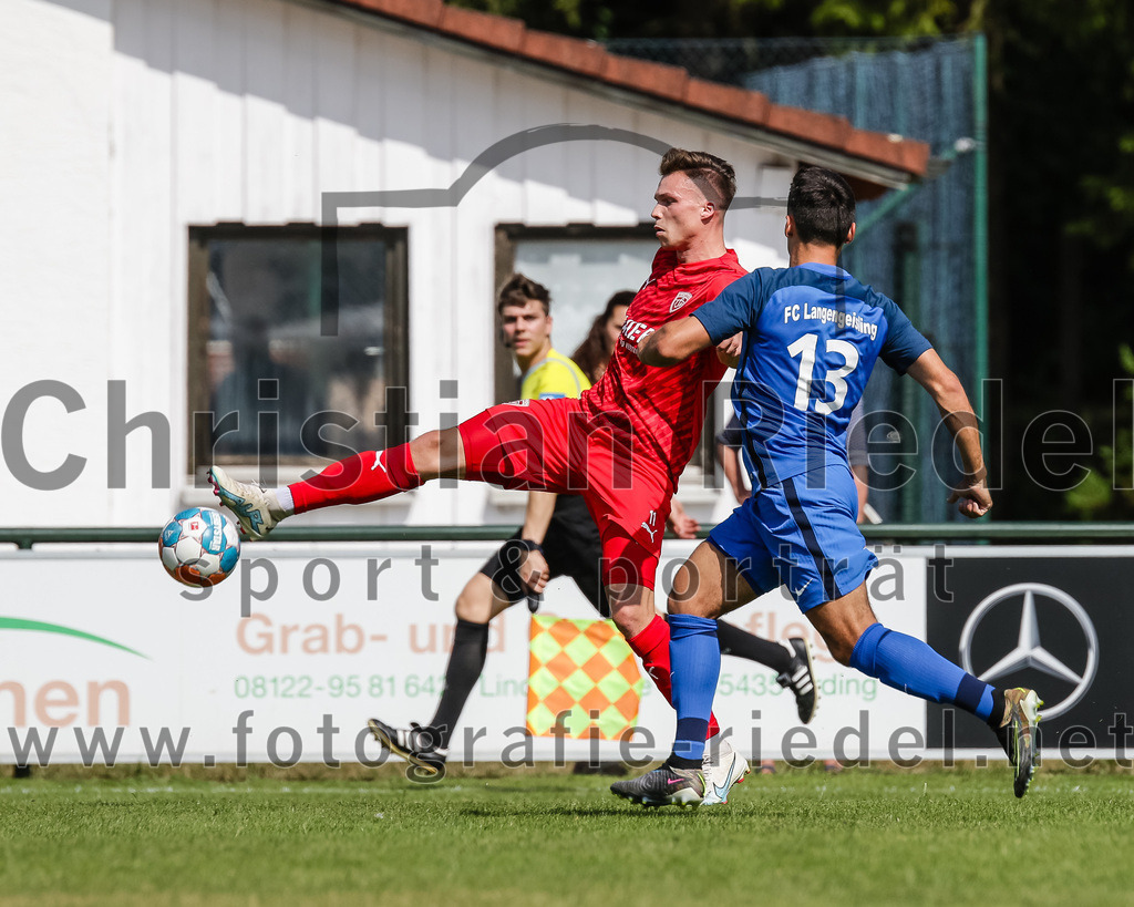 2023-07-08_067_FC_Langengeisling_gegen_TSV_Buchbach | Erding, Deutschland, 08.07.2023:
Fußball, Bezirksliga Oberbayern Ost 2023 / 2024, Testspiel, FC Langengeisling gegen TSV Buchbach, Endergebnis: 0:6

Tobias Stoßberger (TSV Buchbach, #11), Maximilian Hintermaier (FC Langengeisling, #13)

Foto: Christian Riedel / fotografie-riedel.net