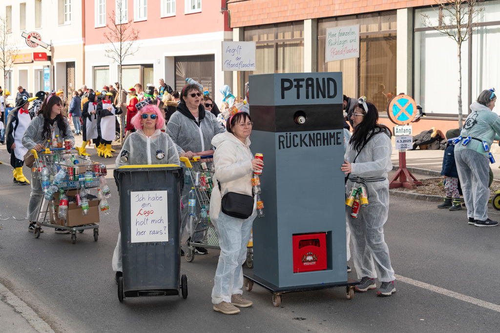 Umzug2025-074_8963 | Fotostrecke: FASCHINGSUMZUG 2025 in Loosdorf. 22 Masken(gruppen)-Teilnehmer: Loosdorfer Vereine, Wirtschaftstreibende, Gemeindeabordnungen sowie Kreditinstitute. rund 700 Besucher entlang der Hauptstrasse. Veranstaltungs-Sicherung durch Mannschaft der FF-Loosdorf mit schwerem Gerät. Maskenprämierung am EKZ-Platz durch Bgm. Thomas Vasku in den Kategorien: Bester Festwagen (Fa. gkonzept-Groissenberger; Beste Personengruppe-ASK-Loosdorf; Beste Einzelperson; Weiteste Anreise-FF Schollach;