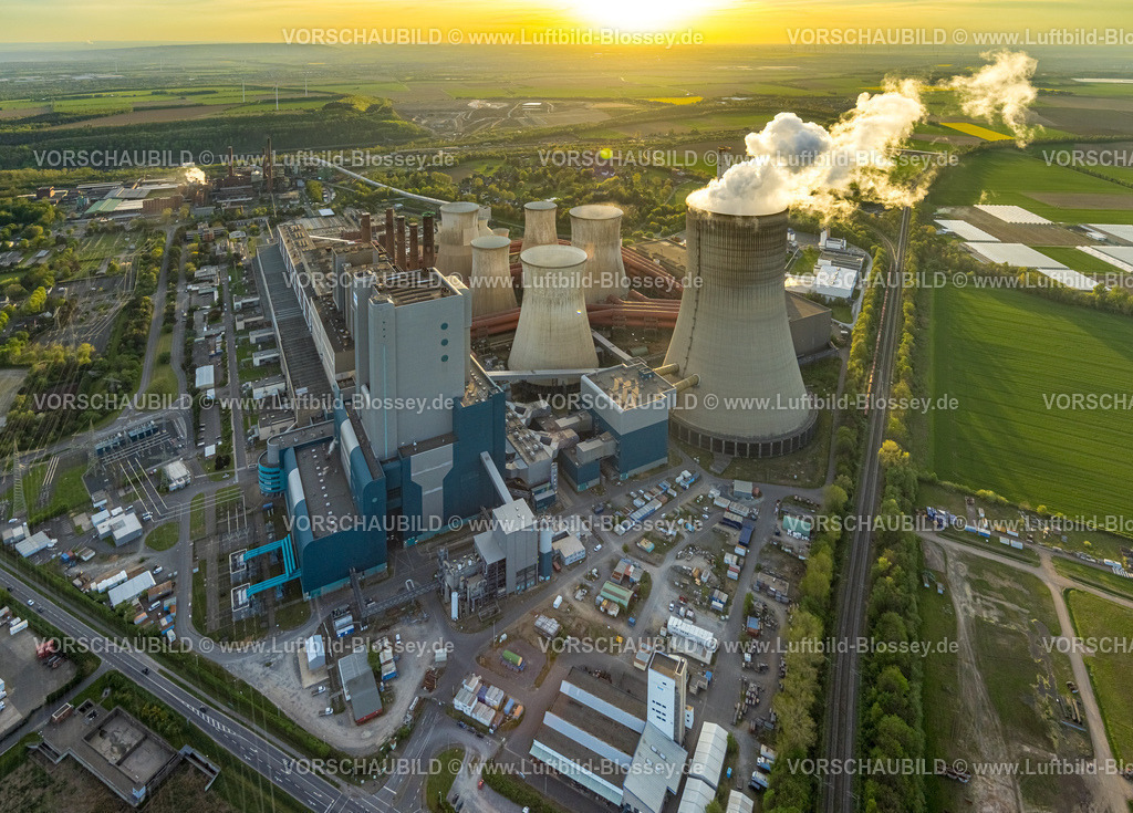 Bergheim240403843RWE-KraftwerkNiederaussem | Luftbild, BraunkohlenKraftwerk Niederaußem, Kraftwerksstandort der RWE Power AG, Kühltürme und Rauchwolken, Fernsicht, Bergheim, Rheinland, Nordrhein-Westfalen, Deutschland