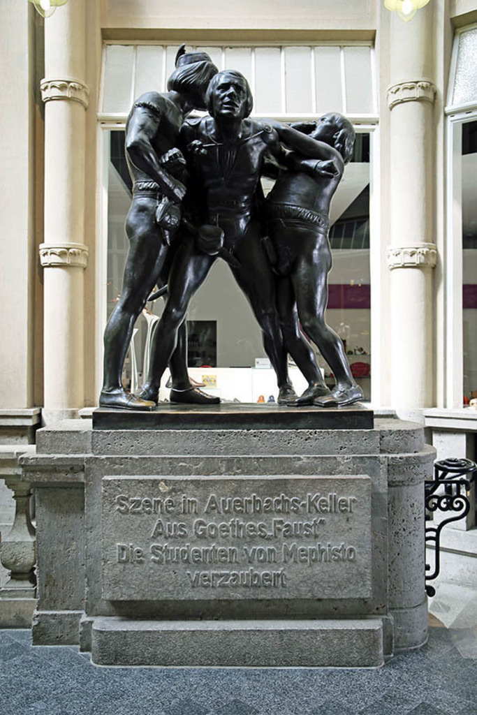 Foto: Leipzig - Faust-Skulpturen in der Mädler Passage - Studenten | Das Team hinter BILDLEXIKON LEIPZIG bündelt historische wie aktuelle Informationen über die Stadt Leipzig in Text und Bild auf einer Plattform und stellt diese der interessierten Öffentlichkeit zur Verfügung.
