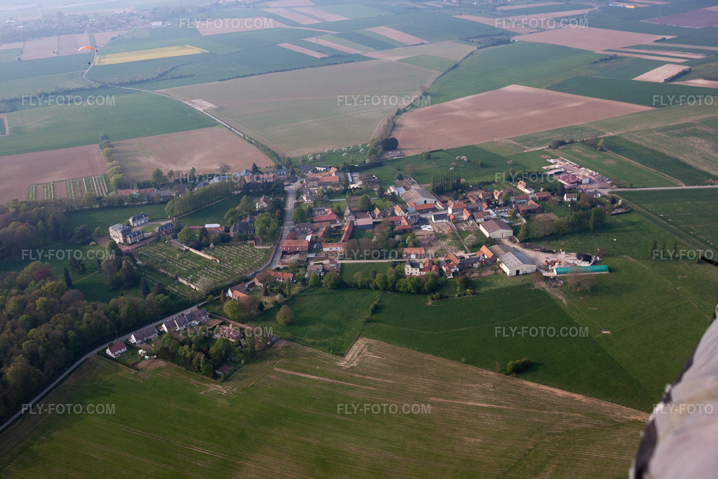 Aerial view: View of the town in Hendecourt-lès-Ransart in the state Pas de Calais, France.Photo: IMG_40087.jpg taken on 04/17/2011 by Werner Riehm/FLY-FOTO.comResolution of the original: 4752 x 3168 px