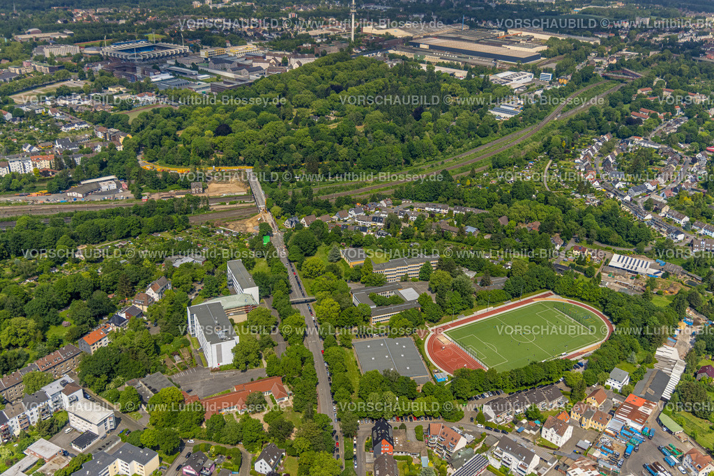 Bochum220503793 | Luftbild, geplanter Verlauf Radweg RS1 Ruhrschnellradweg, Sportplatz am Lohring, Annette-von-Droste-Hülshoff-Schule und Alice-Salomon-Berufskolleg, Sperrung und Baustelle für Neubau Brücke Lohring über die Bahngleise, Grumme, Bochum, Ruhrgebiet, Nordrhein-Westfalen, Deutschland