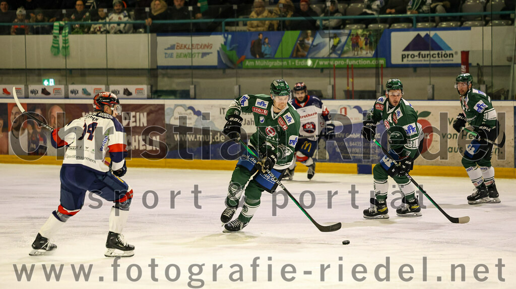 2024-01-05_117_TSV_Erding_gegen_VfE_Ulm-Neu-Ulm | Erding, Deutschland, 05.01.2024:
Eishockey, Bayernliga Vorrunde 2023 / 2024, 22. Spieltag, TSV Erding gegen VfE Ulm/Neu-Ulm, Endergebnis: 7:6

Elia Ostwald (Erding Gladiators, #17), Maximilian Forster (Erding Gladiators, #81)

Foto: Christian Riedel / fotografie-riedel.net