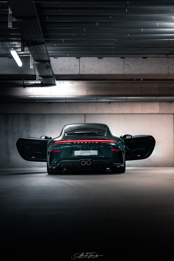 911 GT3 Touring Arlogrünmetallic | Entdecken Sie die faszinierende Welt von Alexander Tschuncky Arts: Kreative Fotografie, atemberaubende Automobilkunst und hochwertiger Bilderdruck. Lassen Sie sich inspirieren! - Realisiert mit Pictrs.com