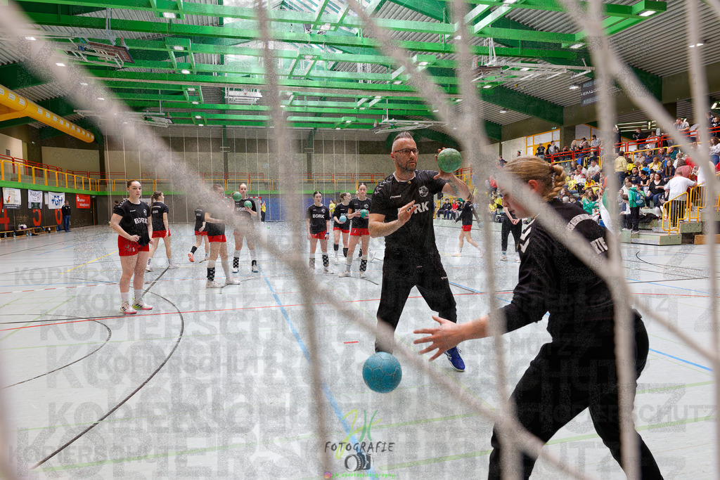 Hessenmeisterschaft wJC - Finale; HSG Kleenheim - HSG Weiterstadt/ Braunsh.Worf. | Hessenmeisterschaft wJC - Finale; HSG Kleenheim - HSG Weiterstadt/ Braunsh.Worf. am 22.03.2025 in Biedenkopf (Sporthalle Lahntalschule)Photo © 2025 - Jörg Heinrich - Realisiert mit Pictrs.com