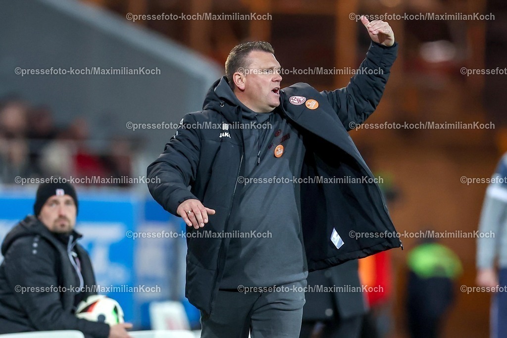 RWE06042501071 | 2025.04.06, Fußball, 3.Liga, Rot-Weiss Essen - FC Hansa Rostock, Stadion Hafenstraße, Saison 2024 2025: Cheftrainer Uwe Koschinat (RWE) gestikulierend am SpielfeldrandDFB regulations prohibit any use of photographs as image sequences and or quasi-video.