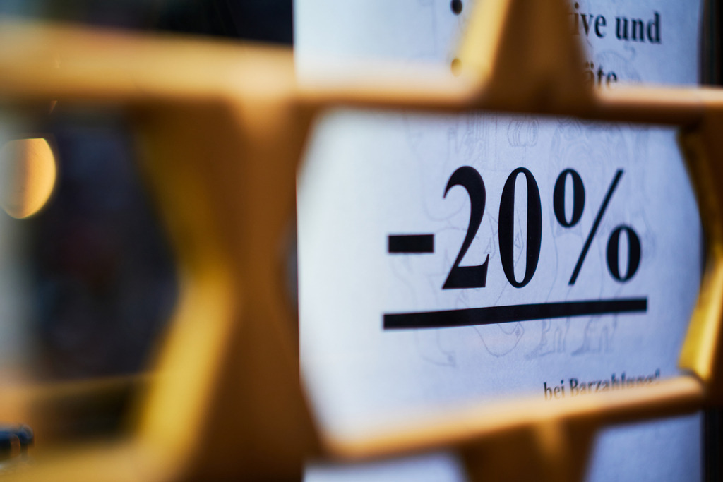 Schaufenster mit minus 20 Prozent Aufschrift | Wien, Austria - December 20, 2020: Schaufenster mit minus 20 Prozent Aufschrift. - Realisiert mit Pictrs.com