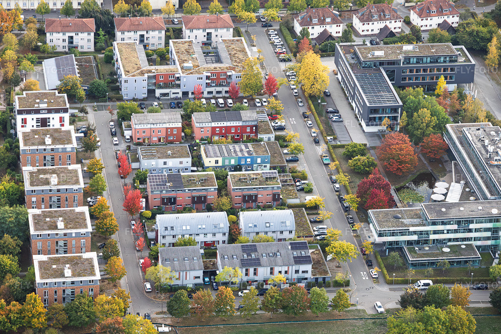 Luftbild: Moderene Mehrfamilienhaussiedlung zwischen Willy-Brandt-Straße und Heinrich.Magnani-Straße in Ettlingen im Bundesland Baden-Württemberg in Deutschland. – Foto: IMG_160059.jpg vom 16.10.2026 durch Werner Riehm/FLY-FOTO.de – Auflösung des Originals: 5908 x 3938 px