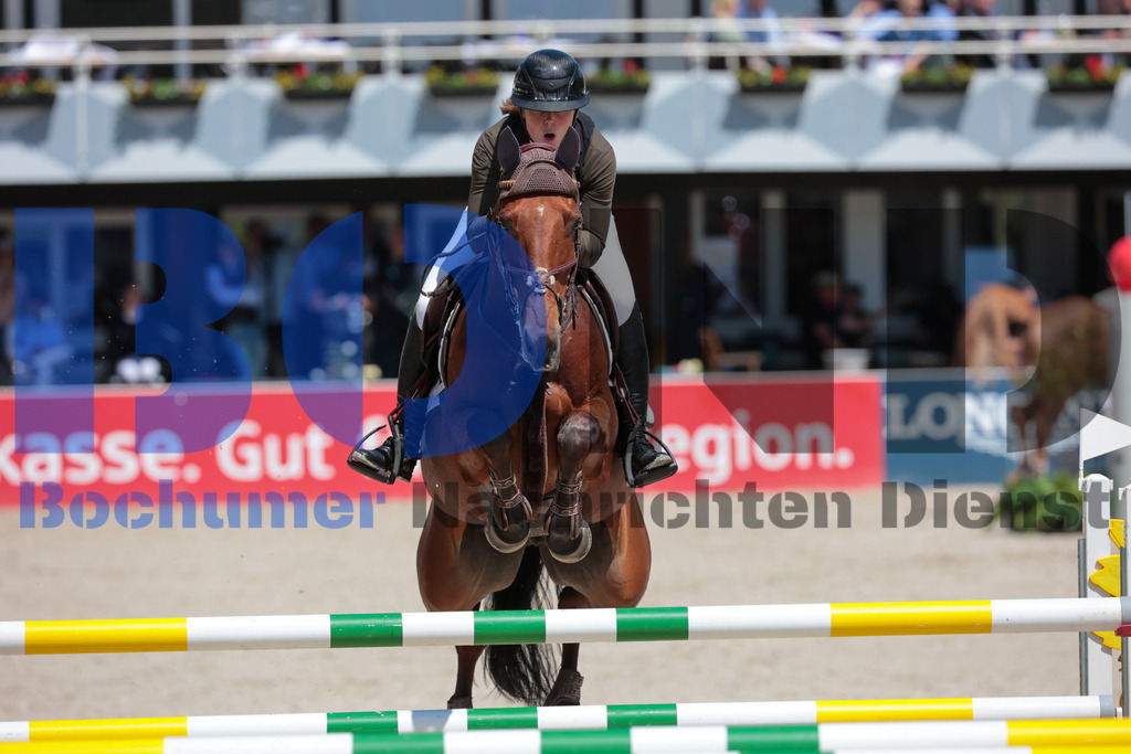 Longines Balve Optimum - Springen Samstag {date} -  | {headline}(Foto: Sebastian Sendlak / BOND) - Realisiert mit Pictrs.com