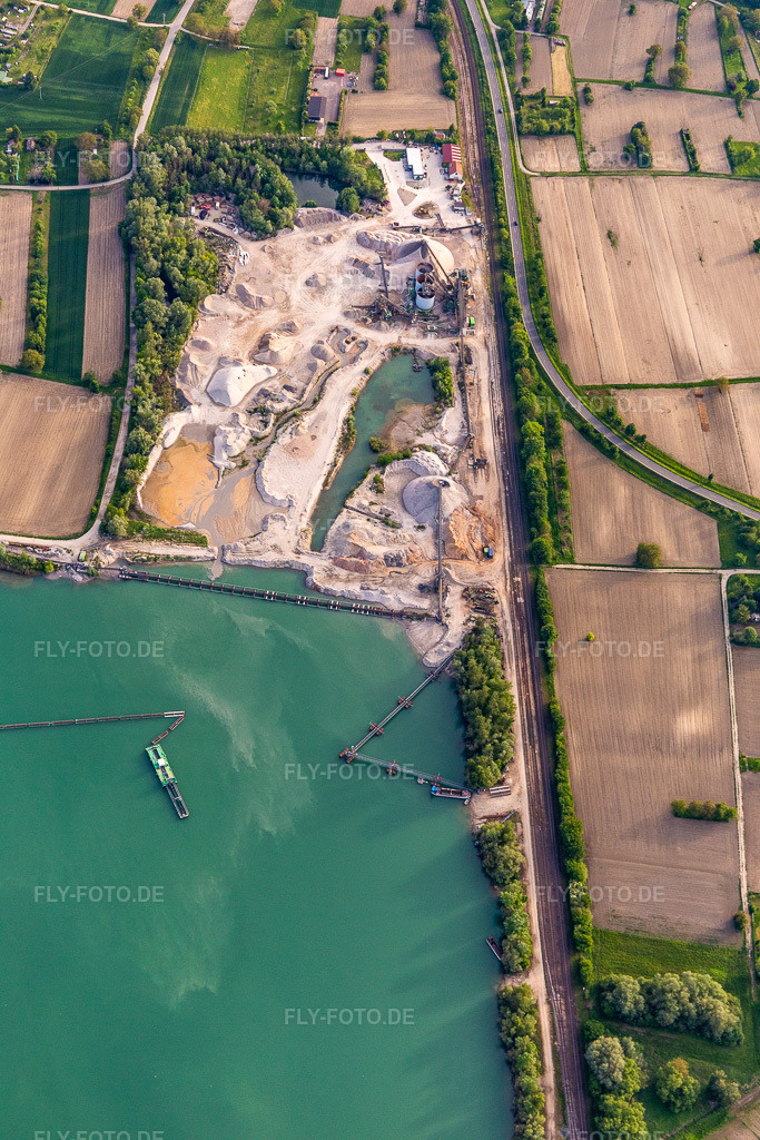 Luftbild: Baggersee der HBM Hagenbacher Bau Mineralstoffe in Hagenbach im Bundesland Rheinland-Pfalz in Deutschland. Foto: IMG_126908.jpg vom 28.05.2021 durch Werner Riehm/FLY-FOTO.de