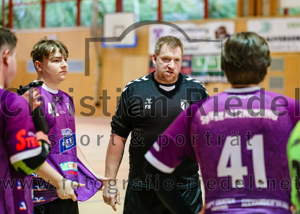 2023-10-21_044_SpVgg_Altenerding_III_gegen_TSV_Taufkirchen-Vils | Erding, Deutschland, 21.10.2023:
Handball, Bezirksklasse Männer Staffel Ost 2023 / 2024, 4. Spieltag, SpVgg Altenerding III gegen TSV Taufkirchen/Vils, Endergebnis: 27:32

Simon Dybilasz (SpVgg Altenerding, #42), Trainer Frank Sullivan (SpVgg Altenerding)

Foto: Christian Riedel / fotografie-riedel.net