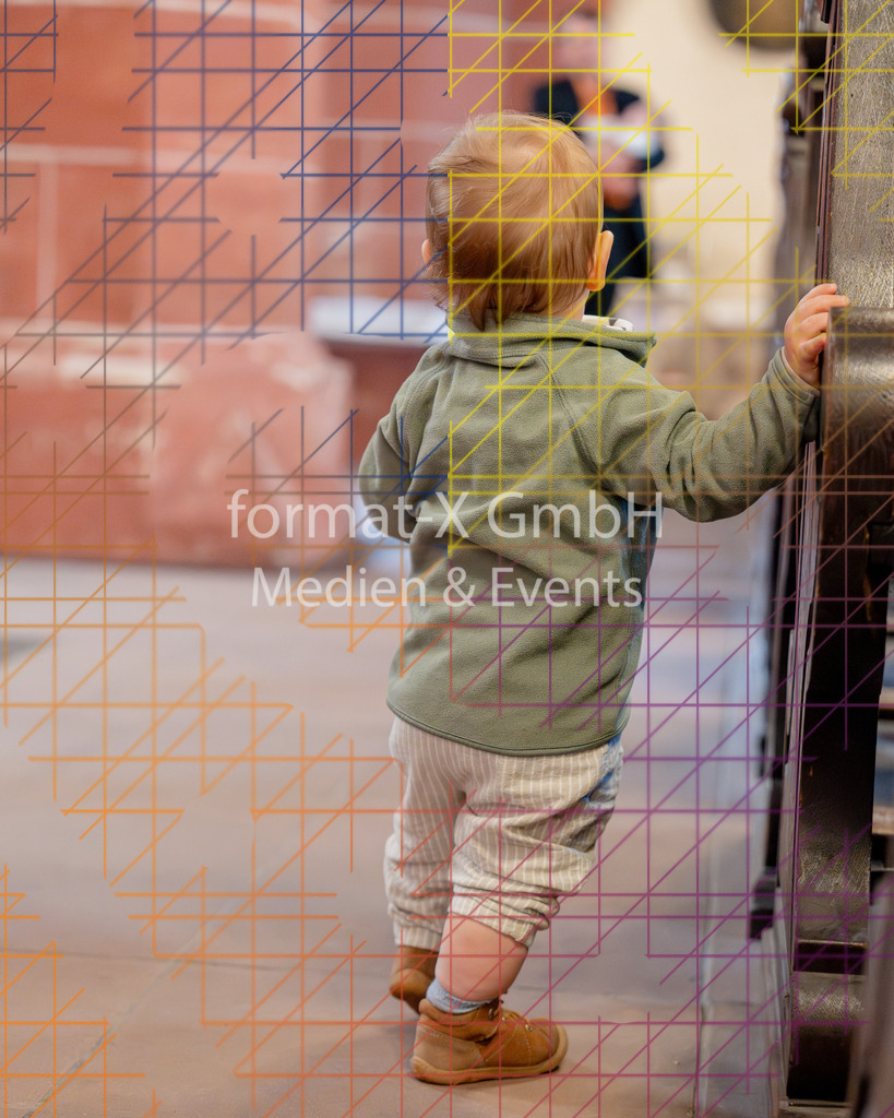Junge in der Kirche bei einer Taufe | Shooting - format-X GmbH - Realisiert mit Pictrs.com