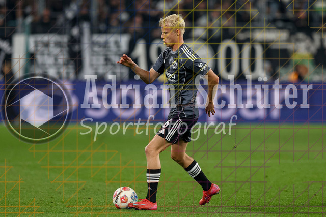 Borussia Mönchengladbach vs Eintracht Frankfurt - Bundesliga  | Mönchengladbach, Deutschland, 27.09.25:   Oscar Hojlund (Eintracht Frankfurt) in Aktion am Ball, Einzelaktion waehrend des Spiels der Bundesliga zwischen Borussia Mönchengladbach vs Eintracht Frankfurt im Stadion im Borussia Park(Foto von Brauer-Fotoagentur / Adrian Schlueter)