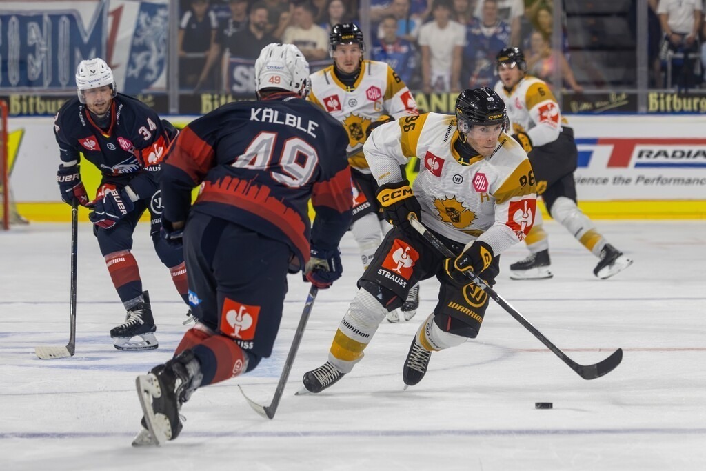 Adler Mannheim vs. Skelleftea AIK , Mannheim, Germany | (Mannheim, Germany, 26/09/04) CHL (Champions Hockey League) 2026/27, Match day one:Adler Mannheim (Germany) vs.  Skelleftea AIK (Sweden) / Player with the puck: Rickard Hugg (96, Skelleftea) - Realisiert mit Pictrs.com
