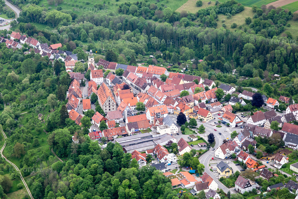 Luftbild: Von Wald und Forstgebieten umgebener Ortskern der Straßen und Häuser und Wohngebiete in Rosenfeld im Bundesland Baden-Württemberg in Deutschland. Foto: IMG_114632.jpg vom 31.05.2019 durch Werner Riehm/FLY-FOTO.de