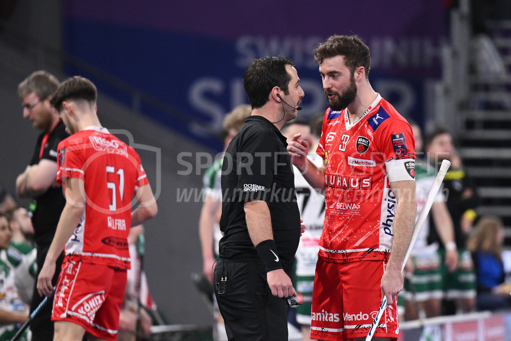 SV Wiler-Ersigen vs Floorball Köniz - 15. April 2023 | SV Wiler-Ersigen vs Floorball Köniz
Stimo Arena, Kloten
Luca Graf (#33 Floorball Koeniz) diskutiert mit Schiedsrichter Janick Buehler.
Bild: Sportfotografie Markus Aeschimann | www.markus-aeschimann.ch - Realisiert mit Pictrs.com