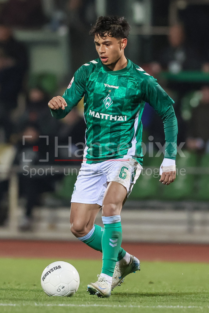Fussball, Regionalliga Nord, SV Werder Bremen II - TSV Havelse | v.li.: Ricardo-Felipe Schwarz (SV Werder Bremen II, 6) am Ball, Freisteller, Einzelbild, Ganzkörper, Aktion, Action, Spielszene