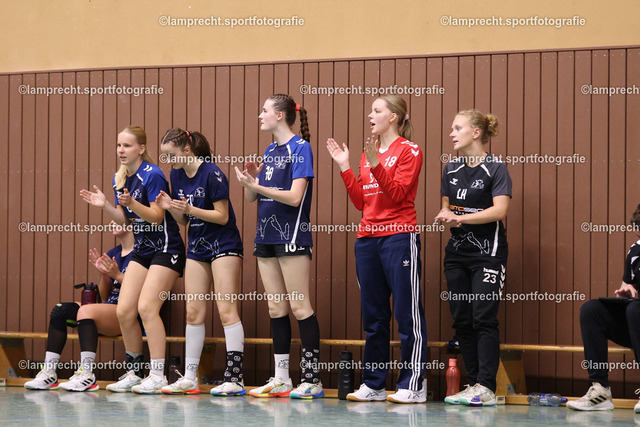 Handball I Juniorinnen I Saison 2026-2027 I Oberliga Schleswig-Holstein I 3. Spieltag I HSG Kalkberg 06 - TSV Bargteheide 129 | v.l. Hanna Frost (81, HSG Kalkberg 06), Luna Christensen (20, HSG Kalkberg 06), Tessa Goothje Henkel (78, HSG Kalkberg 06), Mia Finjel Mortag (18, HSG Kalkberg 06), Lea Celine Harm (HSG Kalkberg 06) - Realisiert mit Pictrs.com