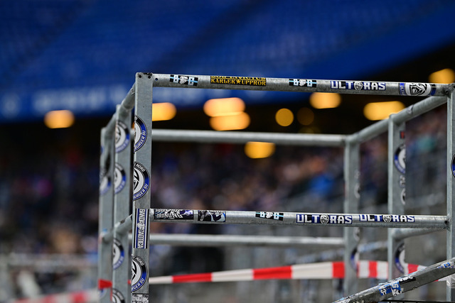 Fußball I Frauen I Saison 2025-2026 I Bundesliga I 10. Spieltag I Hamburger SV - 1. FC Nürnberg I 46508 | Symbol, Symbolfoto, Symbolbild, Sinnbild, Bildsymbol, Darstellung, Signum, Beispielbild, Musterbild, Referenzbild, Beispielfoto, Stockfoto, Archivaufnahme, Demonstrationsfoto, Vergleichsbild: Capo, vorsänger, stand, leiter, podest,  - Realisiert mit Pictrs.com