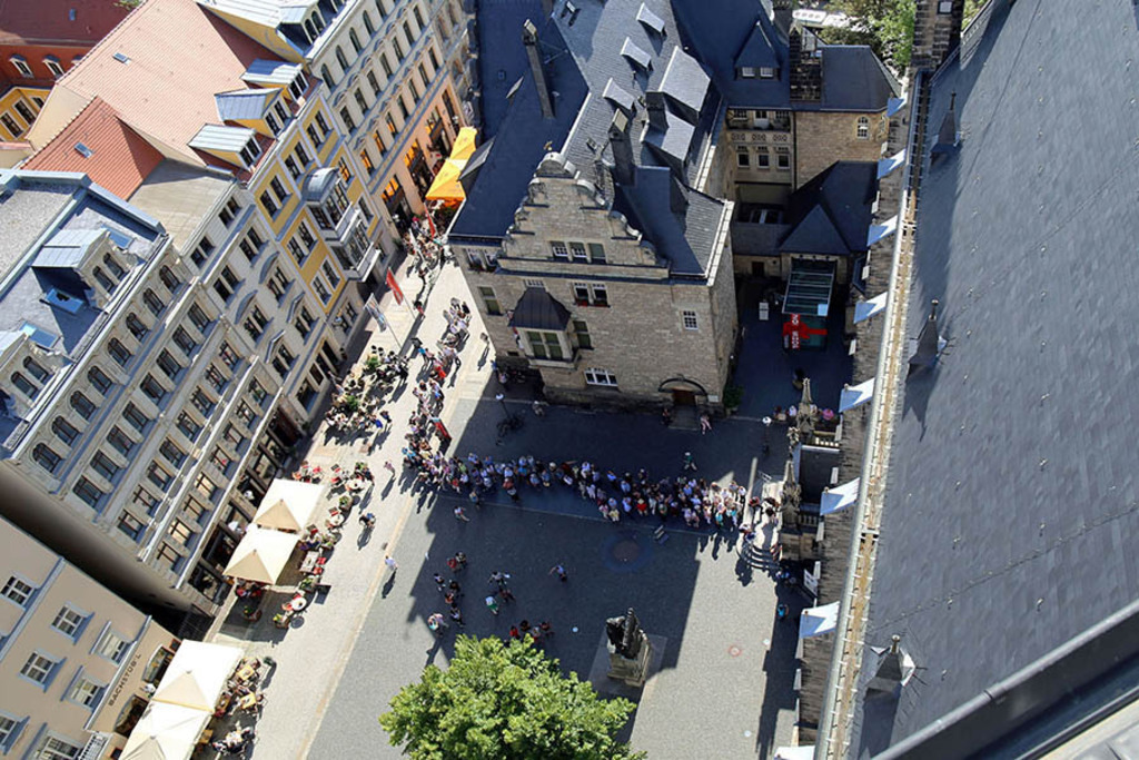 Bildlexikon Leipzig - Thomaskirchhof mit Bosehaus - Blick vom Turm der Thomaskirche | Das Team hinter BILDLEXIKON LEIPZIG bündelt historische wie aktuelle Informationen über die Stadt Leipzig in Text und Bild auf einer Plattform und stellt diese der interessierten Öffentlichkeit zur Verfügung.