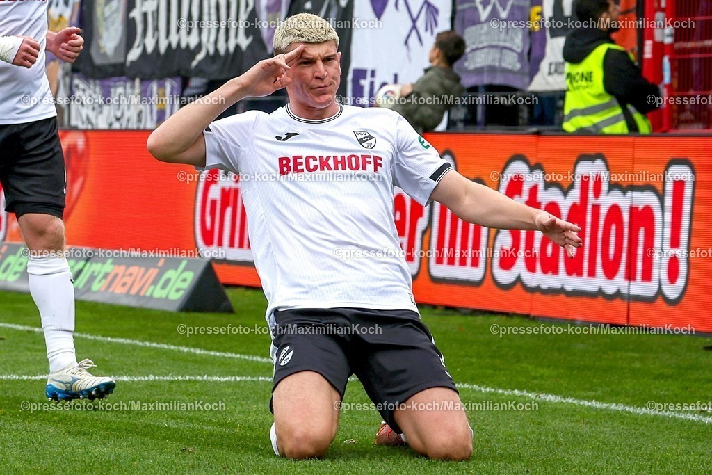 xSSCx08112501023 | 08.11.2025, xsscx, Fußball 3. Liga, SC Verl - FC Erzgebirge Aue, 14. Spieltag, Sportclub Arena, Saison 2025 2026: Alessio Besio (SC Verl #23) jubelnd nach dem Tor zum 1:0 DFB regulations prohibit any use of photographs as image sequences and or quasi-video.