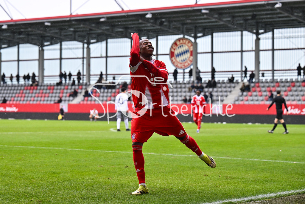 FC Bayern München - Berliner Athletik Klub | MUNICH, GERMANY - 21. FEBRUARY: Jubel der kleinen Bayern nach dem Treffer zum 5-1 durch Wisdom MIKE (FC Bayern München U19 11) / Tor / Torschuetze / Freude / Happy / während dem Spiel zwischen der U19 des FC Bayern München und der U19 des Berliner Athletik Klubs am 3. Spieltag der DFB-U19 Nachwuchsliga am FC Bayern Campus