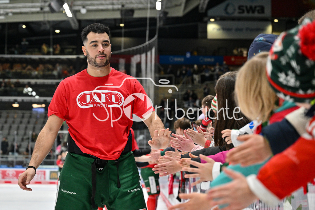 Augsburger Panther - Schwenninger Wild Wings | Die Augsburger Panther feiern zusammen mit den Fans dem Heimsieg gegen Schwenningen / DEL: Augsburger Panther - Schwenninger Wild Wings, Curt Frenzel Stadion am 02.02.2025 / Nicholas BAPTISTE (Augsburger Panther 73)