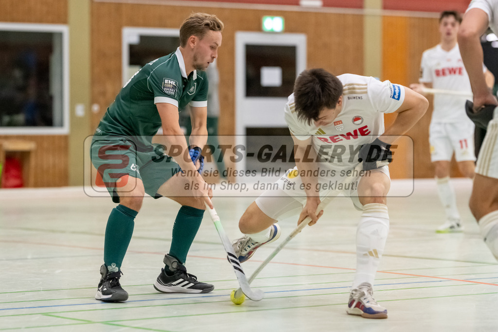 SFE_20240113_0099 | Mülheim, Deutschland, 13.01.2024: Philip Holzmüller (Rot-Weiss Köln) in Aktion waehrend des Spiels der Halle 1. Bundesliga Herren zwischen Uhlenhorst Mülheim vs Rot-Weiss Köln im Sporthalle Lehnerstr. (HTCU) am 13.01.2024 in Mülheim, Deutschland. (Foto von Stephan Fehrmann)

Mülheim, Germany, 13.01.2024: Philip Holzmüller (Rot-Weiss Köln) in action during the game of Halle 1. Bundesliga Herren between Uhlenhorst Mülheim vs Rot-Weiss Köln in Sporthalle Lehnerstr. (HTCU) at 13.01.2024 in Mülheim, Deutschland. (Foto von Stephan Fehrmann)