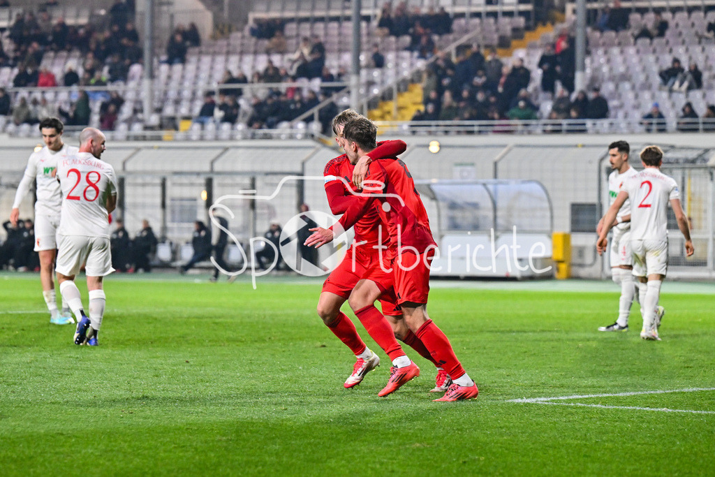 FC Bayern Amateure - FC Augsburg II | Jubel der kleinen Bayern nach dem Treffer zum 1-1 durch Gabriel MARUSIC (FC Bayern München II #5) / Tor / Torschuetze / Freude / Happy / Regionalliga Bayern: FC Bayern Muenchen II - FC Augsburg II, Gruenwalder Stadion am 14.03.2025