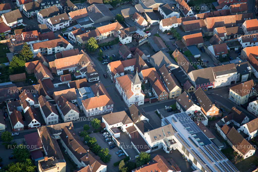 Ortsansicht der Straßen und Häuser der Wohngebiete | Luftbild: Ortsansicht der Straßen und Häuser der Wohngebiete im Ortsteil Ingenheim in Billigheim-Ingenheim im Bundesland Rheinland-Pfalz in Deutschland. Foto: IMG_080364.jpg vom 05.06.2015 durch Werner Riehm/FLY-FOTO.de - Realisiert mit Pictrs.com