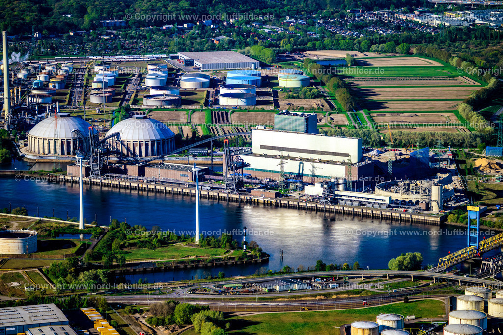 Hamburg_Moorburg_Kraftwerk_Abriss_ELS_1676270425 | HAMBURG 27.04.2025 Abrissarbeiten am den Kraftwerksanlagen des Heizkraftwerkes Vattenfall Tiefstack in Hamburg Moorburg, Deutschland. Weiterführende Informationen bei: Hagedorn Management GmbH,  Hamburger Energiewerke GmbH,  KMT Planungsgesellschaft mbH. // Demolition work on the power plant of the Vattenfall Tiefstack thermal power plant in Hamburg Moorburg, Germany. Further information at: Hagedorn Management GmbH,  Hamburger Energiewerke GmbH,  KMT Planungsgesellschaft mbH. Foto: Martin Elsen