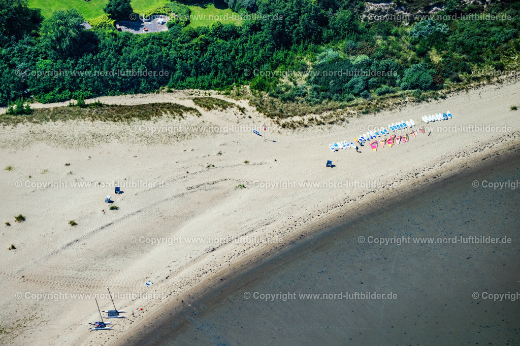 Sylt_Braderup_Strand_Syltsurfing_ELS_1601210625 | SYLT 21.06.2025 Küsten- Landschaft am Sandstrand mit Windsurfbretter und Segel eine Surfschule in Sylt-Ost im Bundesland Schleswig-Holstein, Deutschland. // Coastline on the sandy beach of in Sylt-Ost in the state Schleswig-Holstein, Germany. Foto: Martin Elsen