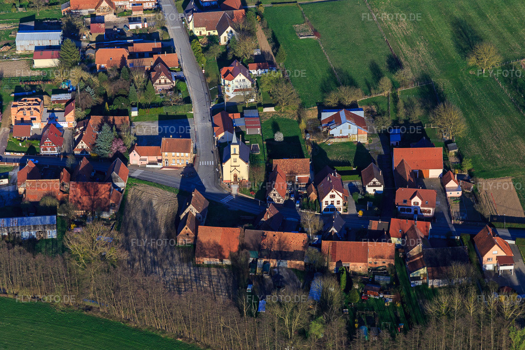 Luftbild: Dorfansicht mit Église protestante in Crœttwiller im Bundesland Bas-Rhin in Frankreich. – Foto: IMG_097838.jpg vom 27.03.2017 durch Werner Riehm/FLY-FOTO.de – Auflösung des Originals: 4995 x 3330 px