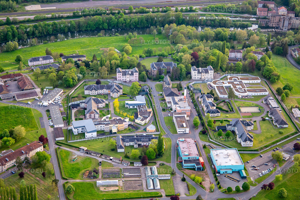 Vue aérienne: Centre hospitalier spécialisé à le quartier Blauberg in Saargemünd dans le département Moselle, France. Photo: IMG_140488.jpg prise le 30/04/2024 par Werner Riehm/FLY-FOTO.euRésolution de l'original: 5472 x 3648 px