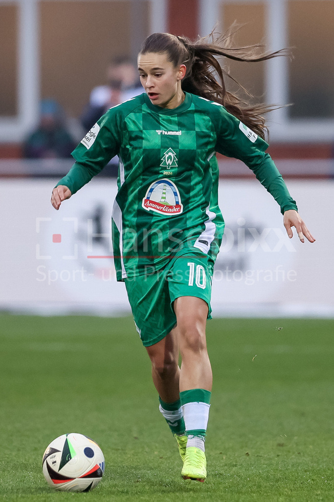 Fussball, Google Pixel Frauen-Bundesliga, SV Werder Bremen - VfL Wolfsburg | v.li.: Tuana Mahmoud (SV Werder Bremen, 10) am Ball, Einzelbild, Ganzkörper, Aktion, Action, Spielszene, DIE DFB-RICHTLINIEN UNTERSAGEN JEGLICHE NUTZUNG VON FOTOS ALS SEQUENZBILDER UND/ODER VIDEOÄHNLICHE FOTOSTRECKEN. DFB REGULATIONS PROHIBIT ANY USE OF PHOTOGRAPHS AS IMAGE SEQUENCES AND/OR QUASI-VIDEO.