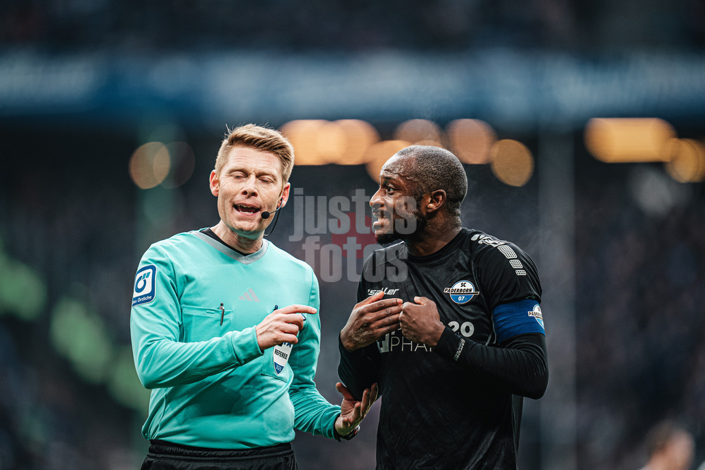 Fußball | Männer | Saison 2023/2024 | 2. Fußball-Bundesliga | 16. Spieltag | Hamburger SV vs. SC Paderborn 07 | 09.12.2023 | v.l. Diskussion zwischen Schiedsrichter Christian Dingert und David Kinsombi (#8, SC Paderborn 07)