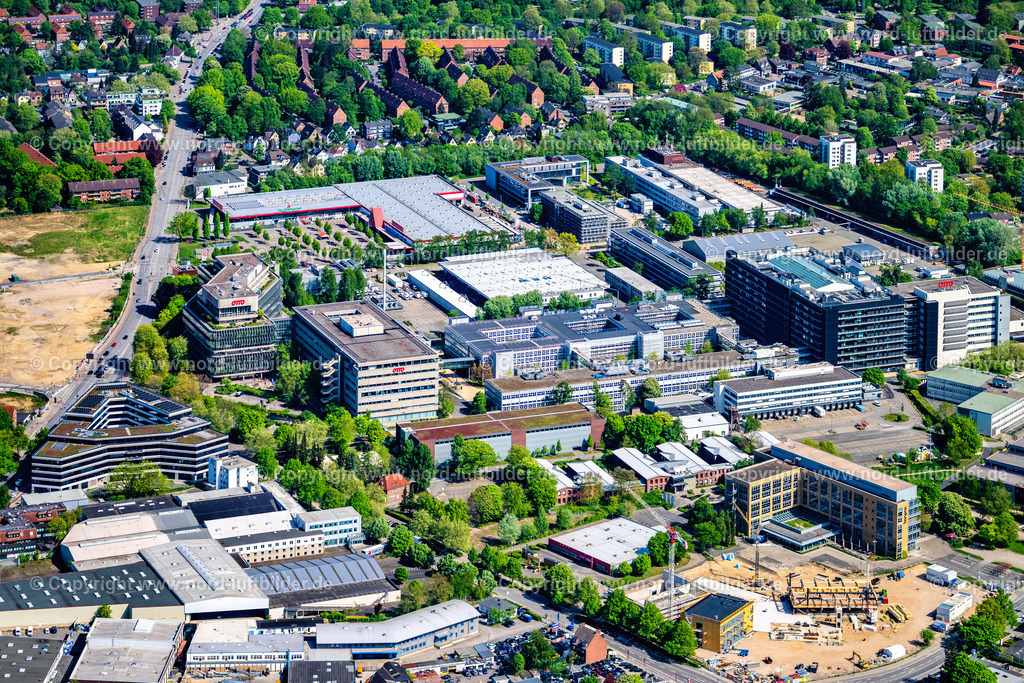 Hamburg_Bramfeld_Otto_ELS_2770010525 | HAMBURG 01.05.2025 Büro- und Geschäftshaus- Ensemble an der Werner-Otto-Straße in Hamburg, Deutschland. Weiterführende Informationen bei: Otto (GmbH & Co KG). // Office building - Ensemble on Werner-Otto-Strasse in Hamburg, Germany. Further information at: Otto (GmbH & Co KG). Foto: Martin Elsen