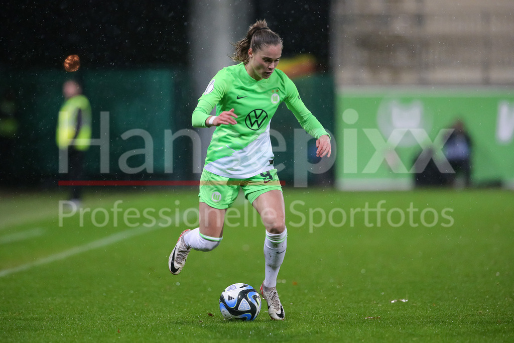 Fussball, DFB-Pokal Frauen, VfL Wolfsburg - SV Werder Bremen | v.li.:Ewa Pajor (VfL Wolfsburg, 9) am Ball, Freisteller, Einzelbild, Ganzkörper, Aktion, Action, Spielszene , DIE DFB-RICHTLINIEN UNTERSAGEN JEGLICHE NUTZUNG VON FOTOS ALS SEQUENZBILDER UND/ODER VIDEOÄHNLICHE FOTOSTRECKEN. DFB REGULATIONS PROHIBIT ANY USE OF PHOTOGRAPHS AS IMAGE SEQUENCES AND/OR QUASI-VIDEO.