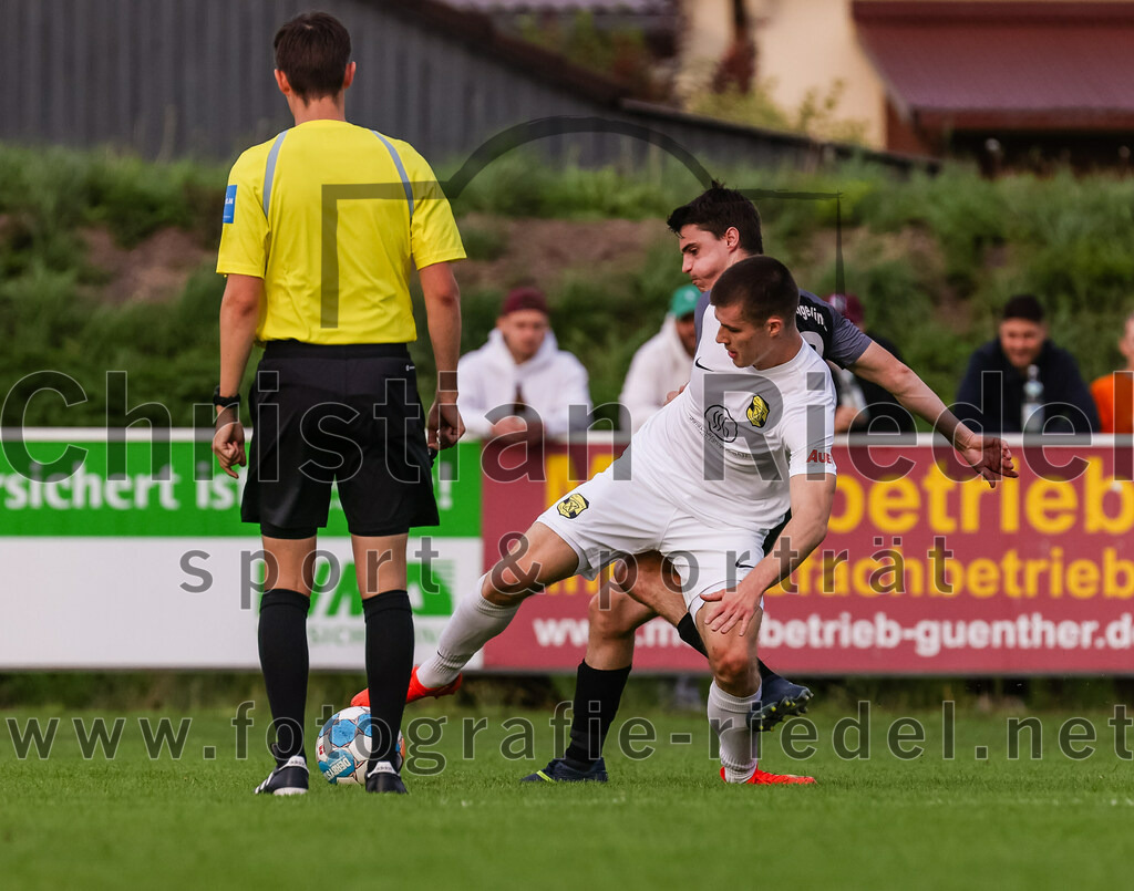 2023-08-08_078_FC_Moosinning_gegen_FC_Langengeisling | Moosinning, Deutschland, 08.08.2023:
Fußball, Bezirksliga Oberbayern Ost 2023 / 2024, 3. Spieltag, FC Moosinning gegen FC Langengeisling, Endergebnis: 0:4

Schiedsrichter Johannes Wagner, Fabian Ulitzka (FC Moosinning, #23), Paul Bucher (FC Langengeisling, #18)

Foto: Christian Riedel / fotografie-riedel.net
