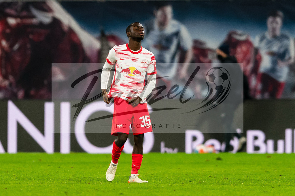 RBLLEV20211128_082 | Fussball, Herren: Solomon Bonnah (RB Leipzig) enttaeuscht bei dem Spiel der 1. Bundesliga zwischen RB Leipzig und Bayer 04 Leverkusen in der Red Bull Arena am 28.11.2021 in Leipzig, Deutschland.DFB / DFL REGULATIONS PROHIBIT ANY USE OF PHOTOGRAPHS AS IMAGE SEQUENCES AND/OR QUASI-VIDEO. - Realisiert mit Pictrs.com