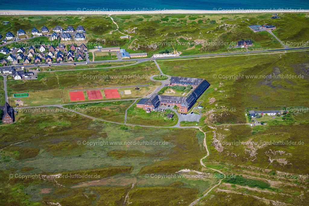 Sylt_Hörnum_Fünf_Städte_Heim_ELS_9259210625 | HöRNUM (SYLT) 13.06.2025 Schulgelände und Gebäudekomplex des " Fünf-Städte-Heim-Schullandheim " in Hörnum (Sylt) auf der Insel Sylt im Bundesland Schleswig-Holstein, Deutschland. Weiterführende Informationen bei: Fünf-Städte-Verein Pinneberg e.V.. // School grounds and buildings of the " Fuenf-Staedte-Heim-Schullandheim " in Hoernum (Sylt) at the island Sylt in the state Schleswig-Holstein, Germany. Further information at: Fuenf-Staedte-Verein Pinneberg e.V.. Foto: Martin Elsen