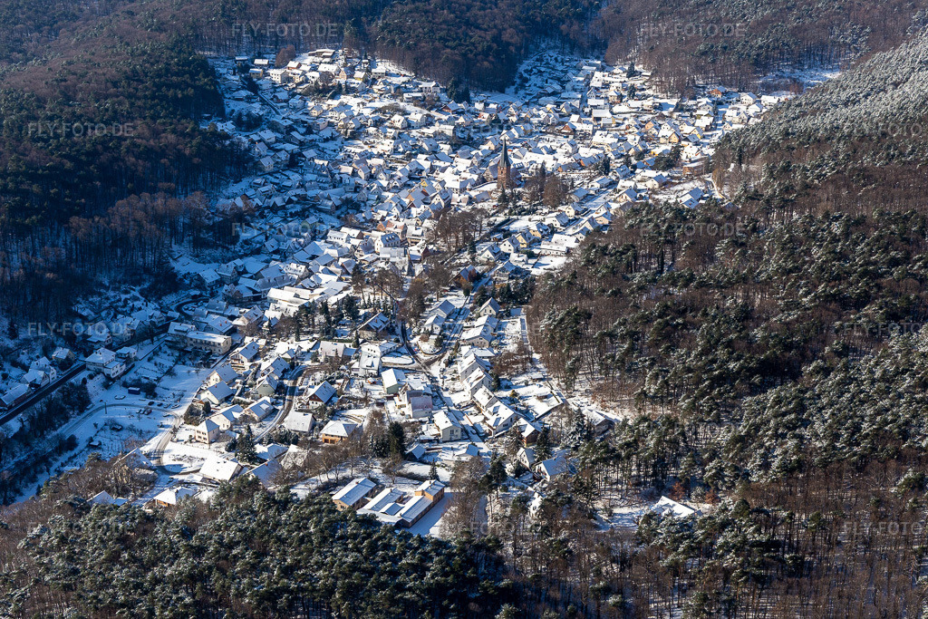 Luftbild: Winterluftbild im Schnee in Dörrenbach im Bundesland Rheinland-Pfalz in Deutschland. Foto: IMG_124363.jpg vom 11.02.2021 durch Werner Riehm/FLY-FOTO.de