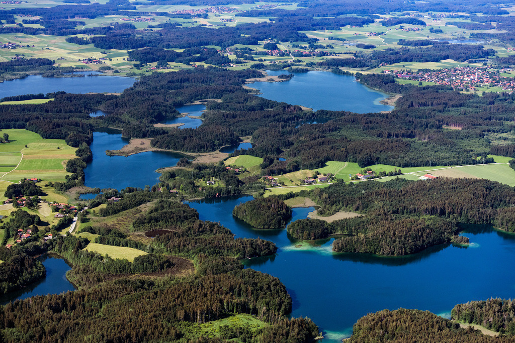 dr__0092797.jpg | BAD ENDORF 14.06.2022 Uferbereichs- Landschaft am Gebiet der Seenkette Eggstätt-Hemhofer Seenplatte in Eggstätt im Bundesland Bayern, Deutschland. 