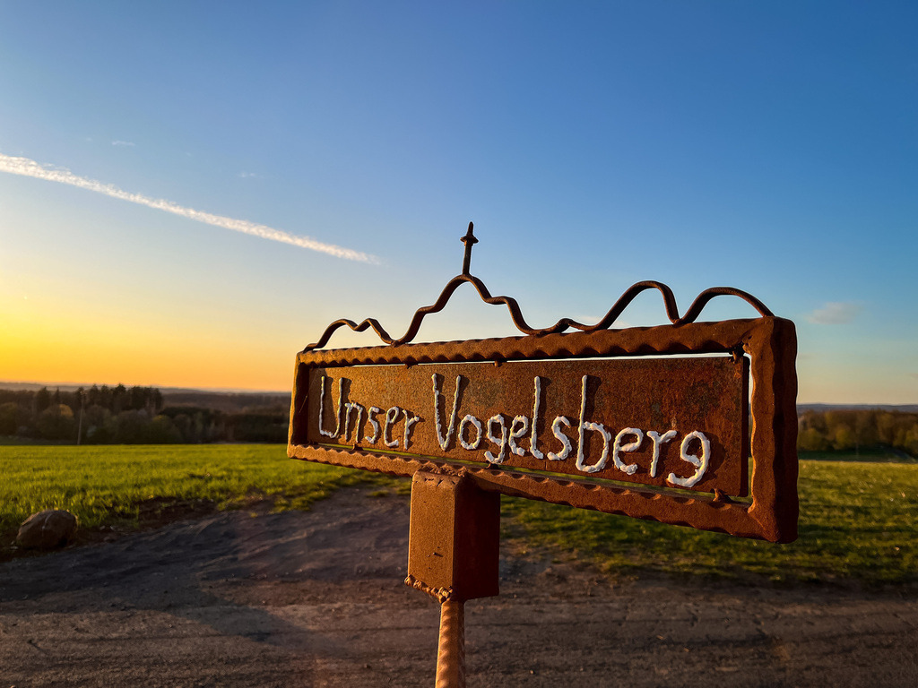 Unser Vogelsberg - Wenings | Oberhalb von Wenings auf dem Weg nach Gedern liegt ein liebevoll gestalteter Aussichtspunkt. Mit einem Ensemble der Materialen Holz, Stein und Metall wird die Vielfältigkeit der Region in Szene gesetzt. Bereits die kleinsten Einwohner zieht es während eines Naturtages des Kindergartens zur Hügelkuppel. Für Groß und Klein eröffnet sich eine Welt des Ausprobierens und Erlebens. So wird Natur greifbar. - Realisiert mit Pictrs.com