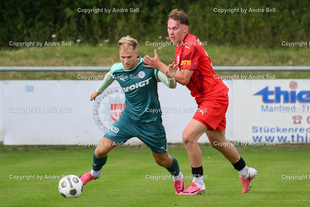 PSV Neumünster vs FC KIlia Kiel | Youri von der Mehden (PSV #10) vs Marcel Freund (Kilia #26) / Fußball-Oberliga Männer 2026/2027 / PSV Neumünster vs FC KIlia Kiel / PSV Stadion Platz A / Neumünster / 29.08.26 - Realisiert mit Pictrs.com
