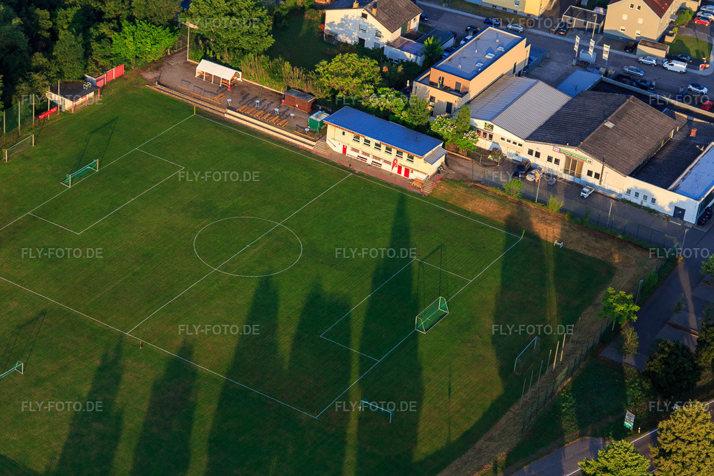 Luftbild: Fussballplatz in Offenbach an der Queich im Bundesland Rheinland-Pfalz in Deutschland. Foto: IMG_148285.jpg vom 17.06.2025 durch Werner Riehm/FLY-FOTO.de