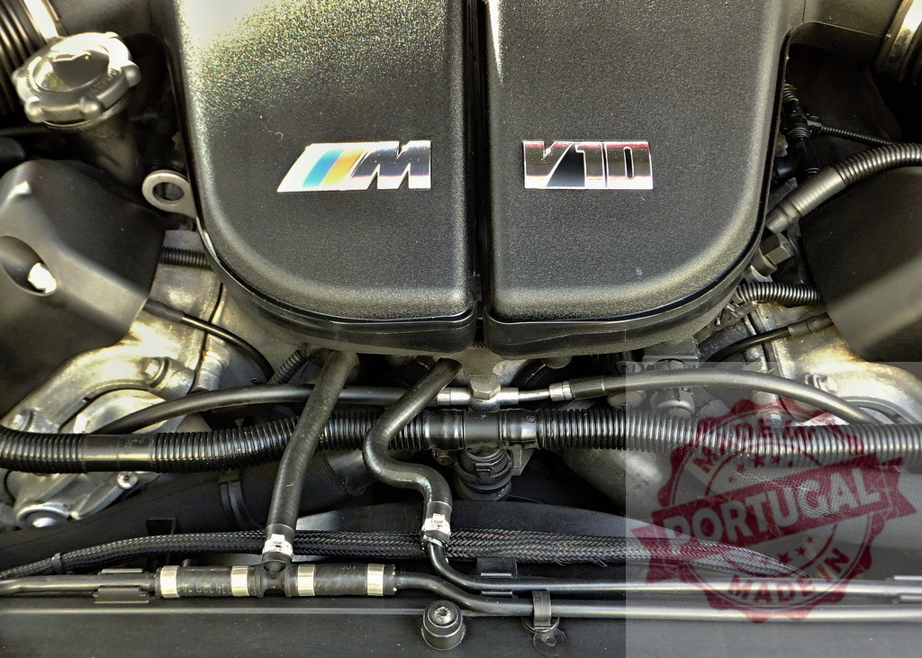 Powerful BMW M V10 engine showing its hoses and metal components | Close-up of a BMW M V10 engine, highlighting the intricate network of hoses and metallic components - Realisiert mit Pictrs.com