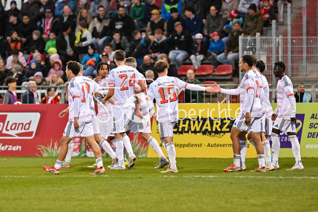 FC Würzburger Kickers - FC Bayern Amateure | WÜRZBURG, DEUTSCHLAND - 10. APRIL: Jubel der Bayern nach dem Treffer zum 0-1 durch Mudaser SADAT (FC Bayern München II 7) während dem Match zwischen dem FC Würzburger Kickers und den Amateuren des FC Bayern München am 28. Spieltag der Regionalliga Bayern in der AKON Arena / Tor / Torschuetze / Freude / Happy